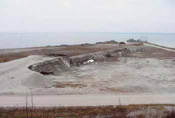 Den ursprungliga strandlinjen från tiden innan kalkstensbrytningen går ej att utläsa. Området ligger nära utlastningshamnen och kross och sorteringsverket med den 80 meter långa transporttunneln.