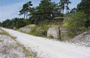 Sahara Bebyggelse ligger tillbakadragen från vägen och stranden. Skyddad skog mot stranden och vägen Mellan bebyggelse och vägen lämnas en skogsridå om ca 40-50 m av mestadels tall.