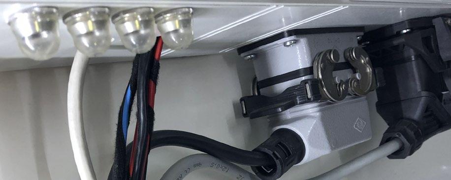 OBS! Vid eventuellt svetsarbete på fordonet måste skylten och manöverpanelen kopplas ur genom att dekontaktera kontaktdonen till skylten samt kontaktdonet för strömförsörjning till manöverpanelen.