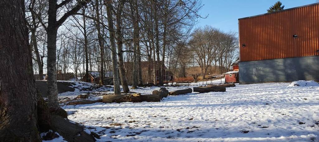 Bilderna visar till vänster Folkhuset från 1928 och till höger Skolhuset från