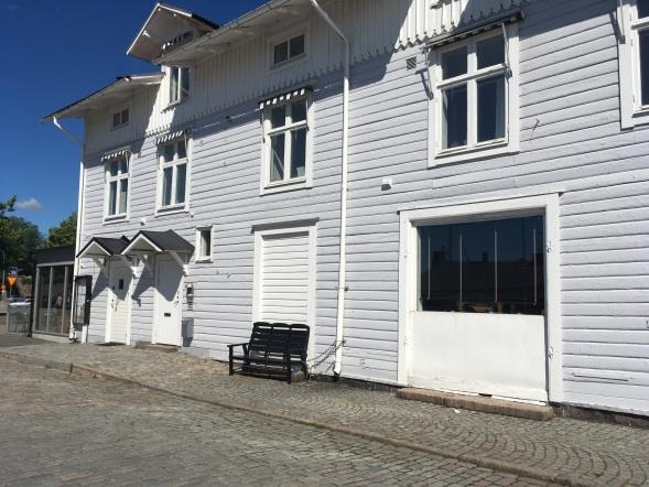 Samhällsbyggnadskontoret Tjänsteskrivelse 4(8) Bilden visar de fönster på vindsvåningens gavelfasad med ett spetsigt överstycke och indelat med