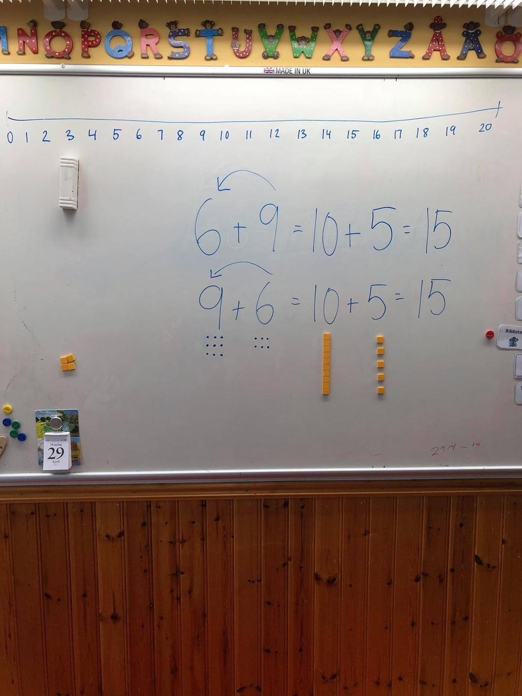 Efter genomförd genomgång arbetar elever vidare i sina matematikböcker, läraren ser till att multibasmaterialet finns tillgängligt längst fram i klassrummet.