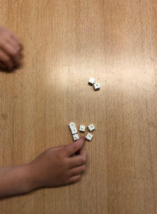 6.1.7 Plockmaterial Figur 6. Plockmaterial. Under en av observationerna kunde vi se att läraren delade ut tio små kuber till varje enskild elev.