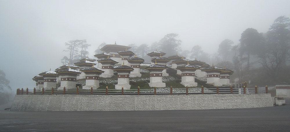 Dochu La inbäddat i regntunga moln. Här ser vi några av de 108 stuporna (chorten). Foto: Göran Pettersson Innan vi åkte till hotellet skådade vi öster om staden.