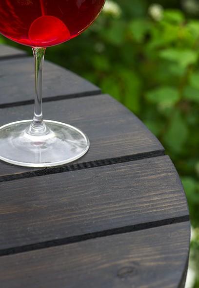 BYGGINSTRUKTION Bygg ett barbord till trädgården Ett bord för barhäng i trädgården. Med kortare mittstolpe kan samma konstruktion användas till matbord eller soffbord.