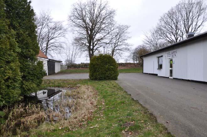 Om fastigheten Typ: Gård m gårdsbutik Boarea: Ca 120 m² Mark: 1,6 ha Antal rum: 4 Pris: 4,9 MSEK/hbj Län: Skåne