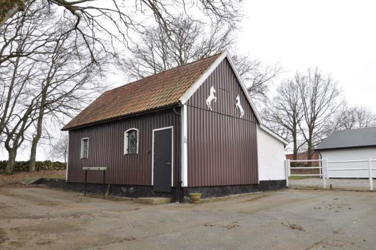 Ekonomibyggnader Häststall Ca 50 m² byggnadsarea, fasad av puts/plåt och tak av tegel. Gjutet golv, el och vatten är draget.