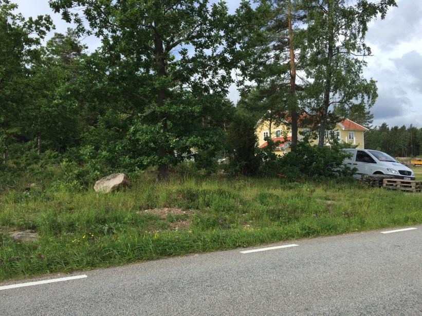 Föreslagen tomtplats utformas som en L så att en del av den tilltänkta fastigheten ligger, dels på baksidan av fastigheten Rockneby 9:9 och dels genom