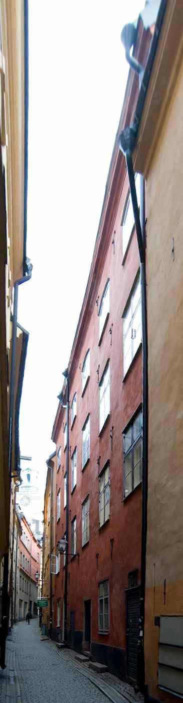 FASADEN MOT GÖRAN HÄLSINGES GRÄND SETT FRÅN STORA NYGATAN I VÄSTER. FOTO: J. MALMBERG. nybyggda husen längs framför allt Nygatorna i väster till en reglerad stadsplan.