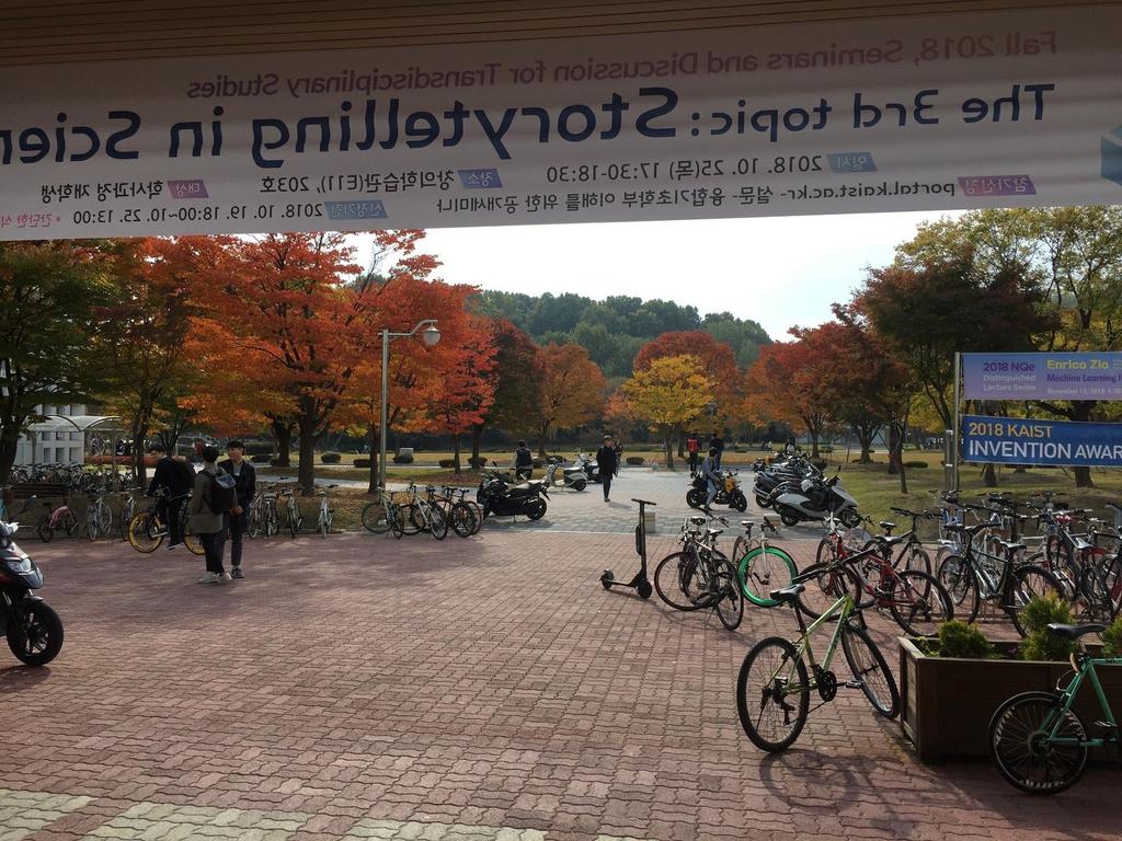 under natten även i byggnaden studenterna bor i. Biblioteket är öppet dygnet runt, med sovsal. Resor till Seoul kostar runt 100 lappen med buss. Tåg kostar ca 150 kr. Taxi är billigt.