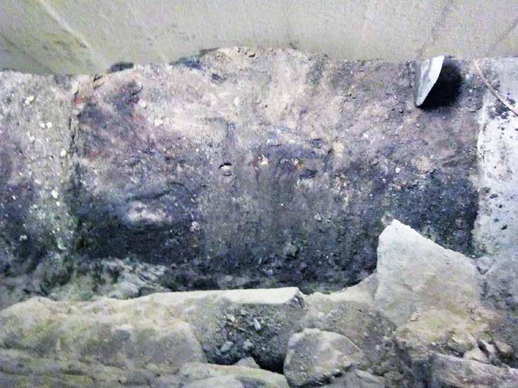 Kvarteret Cybele spår av odling i Gamla Stan Under 3a fanns sandblandad jord med en del träflis i.