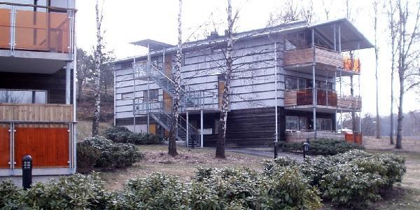 Ett befintligt enbostadshus finns inom planområdet. Fastigheten ges mö j- lighet att köpa till ett mindre markområde och göra avstyckning för ett nytt bostadshus.