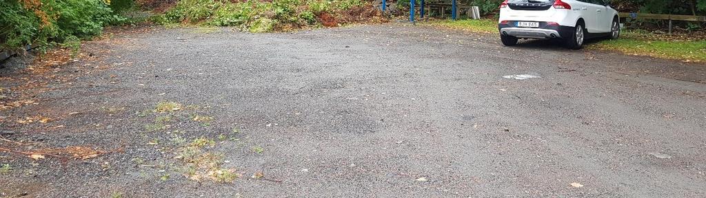 Markytan inom området utgörs av både grus och naturlig vegetation i form av gräs/sly samt buskar och träd.