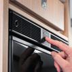 KRAFTFULL KYLNING Kylskåpet har en kraftfull kompressor. Det ger en imponerande kylprestanda. Ventilationen är även integrerad, vilket innebär att ingen utvändig ventilation krävs.