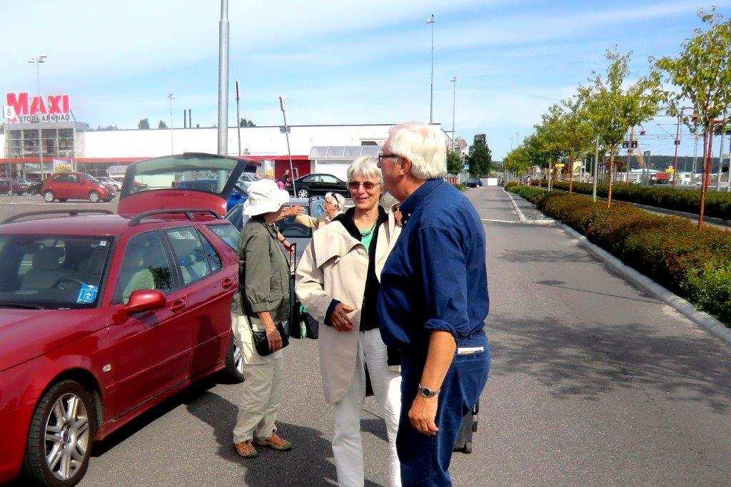 När det var dags för deras avfärd fylldes den av tjuvåkande personer som i vanliga fall skulle ha promenerat samma