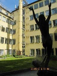 Dagvattenhanteringen är sluten i kvarteret, vilket ökar känsligheten vid extrema väder och föroreningshalten i dagvattnet.