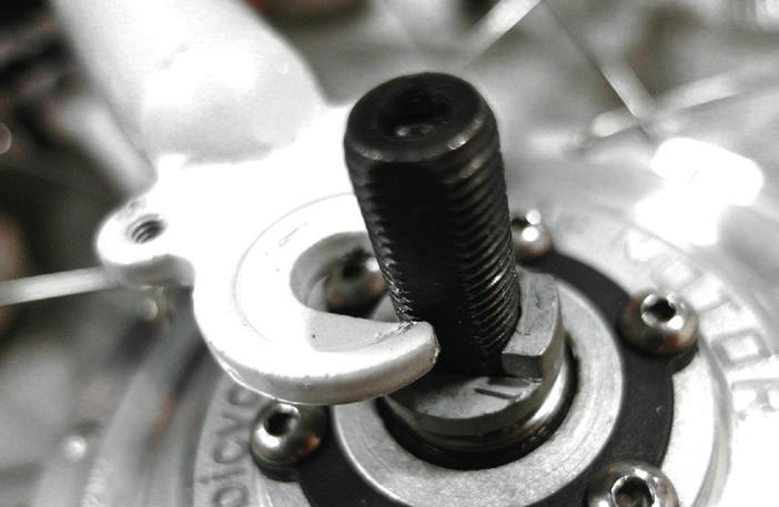Var noga med att hjulaxeln skjuts så långt in i gaffelns öppning som möjligt innan du monterar hjulmuttrarna (Se Fig. 3).