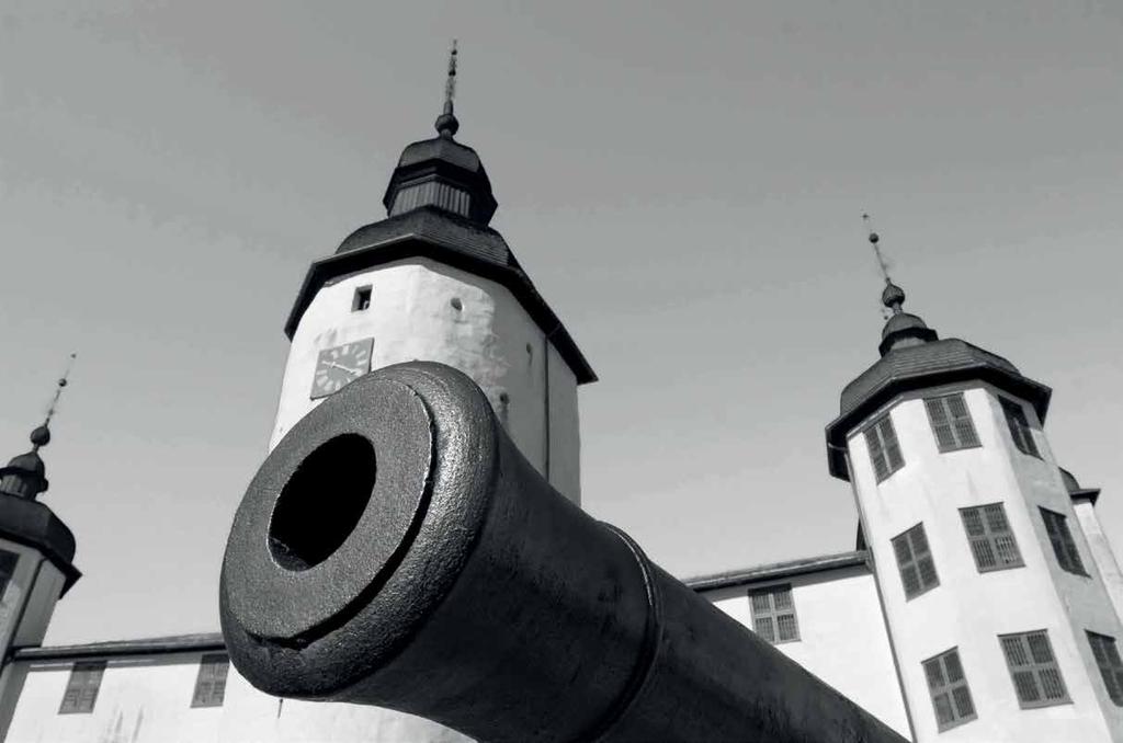 Läckö Slott är beläget på en udde i Vänerns skärgård. År 1298 började det ursprungliga slottet att byggas av biskopen i Skara, Gardie över slottet och borgen byggdes ut till dagens utseende.
