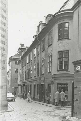 PÅ 1970-TALET LÅG EN TRIKÅ- OCH DAMKONFEKTIONSAFFÄR I HÖRNET TYSKA BRINKEN/SVARTMANGATAN. DEN DÖRRÖPP- NING SOM FANNS PÅ HÖRNET 1905 HADE ERSATTS AV ETT FÖNSTER. FOTO: G.