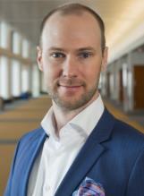 Fåhraeus är VD för SmiLe Incubator i Lund och är ledamot i styrelserna i bland annat medicinska fakulteten vid Lunds Universitet, Arc Aroma Pure AB, Skandias fullmäktige och Coala Life.