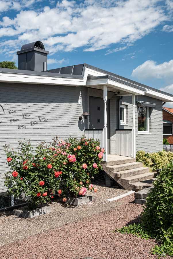 Information om bostaden Välkommen till Rödaledsvägen 5 Välkommen på visning av denna charmiga villa med ett bra läge på populära Kulltorp. Pool, stort uterum, trädäck och mycket mer finner du här!