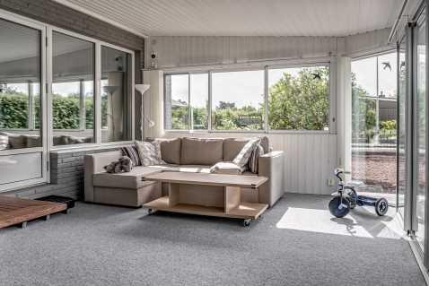 Rumsbeskrivning - fortsättning Sovrum Större sovrum med plats för dubbelsäng. Härifrån är utgång till trädäcket. Ljust golv och ljusa väggar. Toalett Praktisk toalett.