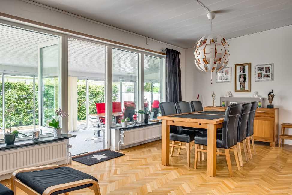 Bra att veta Övriga byggnader Övrigt Förråd med vedförråd. Direktverkande el - golvvärme i badrummet.