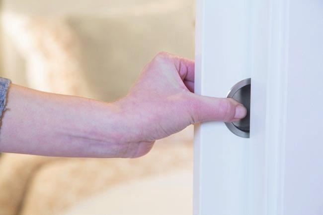 Dörröppningarna är tröskelfria och med de infällda draghandtagen glider Liunes innerdörrar helt in i väggen. Dörrarna glider lätt och är väldigt säkra både under installation och användning.