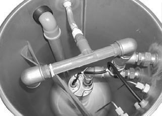 INSTALLATION FILTRETS PLACERING Placera filtret på ett plant och stadigt underlag, så nära golvbrunnen som möjligt, mellan pump och hydrofortank. 1. Råvattenpump 2. Inkommande ledning 3.