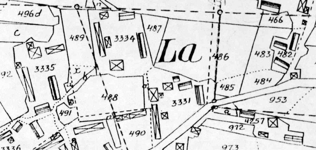Tomtkarta Till höger om La vid 486 ser vi Klubbvägen som den utmärktes vid Laga skiftet omkring 1870-1880.