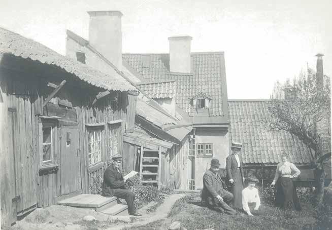 GÅRDEN TILL FJÄLLGATAN 38 I BÖRJAN AV 1900-TALET. BILDEN ÄR TAGEN MOT NORR MED STENHUSET TILL VÄNSTER I FONDEN. TILL HÖGER SKYMTAR TRÄHUSETS TAK. BYGGNADEN NÄRMAST REVS I BÖRJAN AV 1930-TALET.