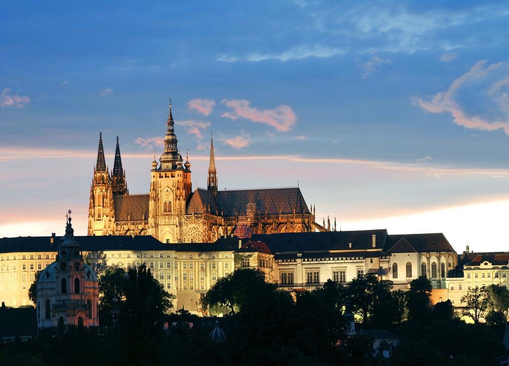 studiehandledning Pragborgen i kvällning Karlsbad 140 km väster om Prag (mineralbad SPA) Historiska stadkärnorna i Olomouc Telč Český Krumlov Att läsa: Första klass reseguider; sid.