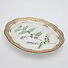 7 SERVERINGSFAT - FLORA DANICA. Oval form med genombrutet brätte, polykromt måleri visande kråkvicker, modell nr 3537, stämplad Royal Copenhagen (1870-1899), längd 27 cm.