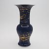 Kina, Qianlong, 1736-1795, längd 35 cm. Små glasyrnötningar, hänklar med naggar/ Abrasions to the glaze, handles with chips. 179 SKÅL - KORYO.