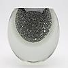 "Claritas", tjockväggigt glas med svart underfång och inneslutna luftbubblor, sinerad "TIMO SARPANEVA", Iittala nr 25/1989, höjd 23,5 cm. Små ytnaggar/ Small chips to surface.