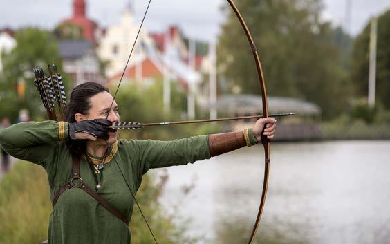 gigantiskt armborst. Vill du utmana en kompis, mamma eller brorsan så köp ett femkampskort och få sex spel.