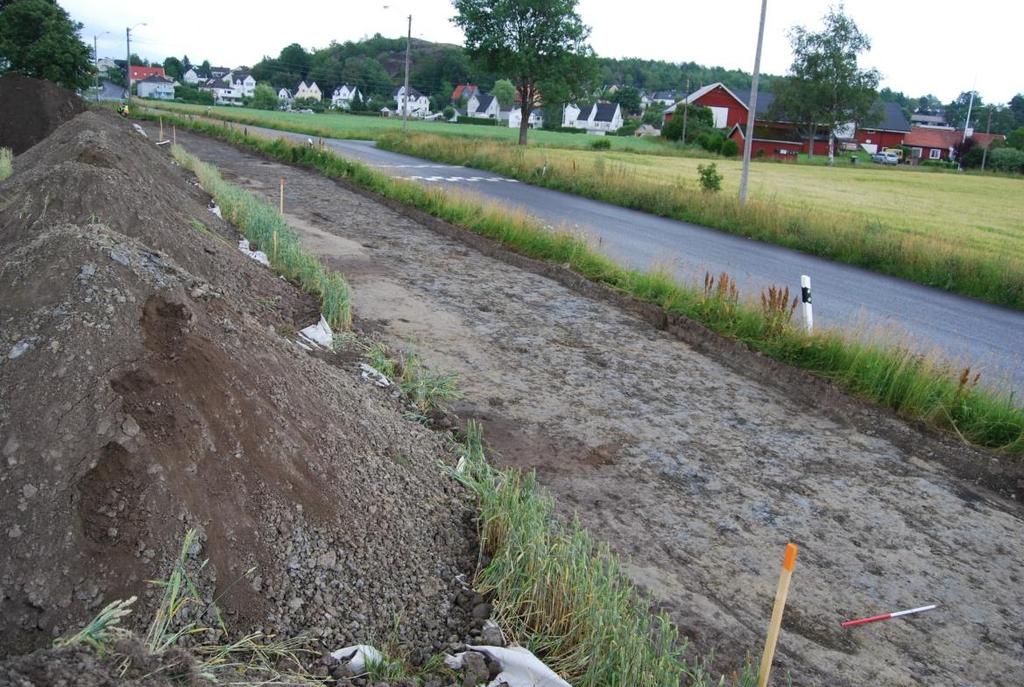 Det stora vattenledningsdiket till höger på fältet. Sett mot nordöst. Fotograf: Monika Serafinska 5.5 UTGRAVNINGEN Vid grävningen i Virik Vestre 121/1 påvisades 18 strukturer.