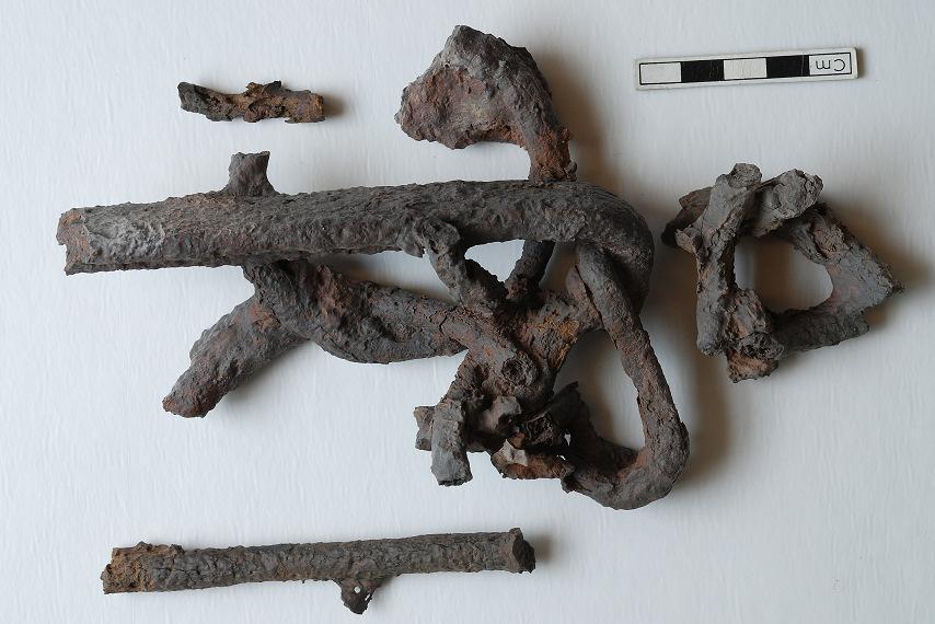 Järnskallran funnen av fylkeskommunen. Fotograf: Tanja Frantzen, Kulurhistorisk museum. Våra fynd har alltså fått två undernummer även då de möjligen kommer från ett föremål.
