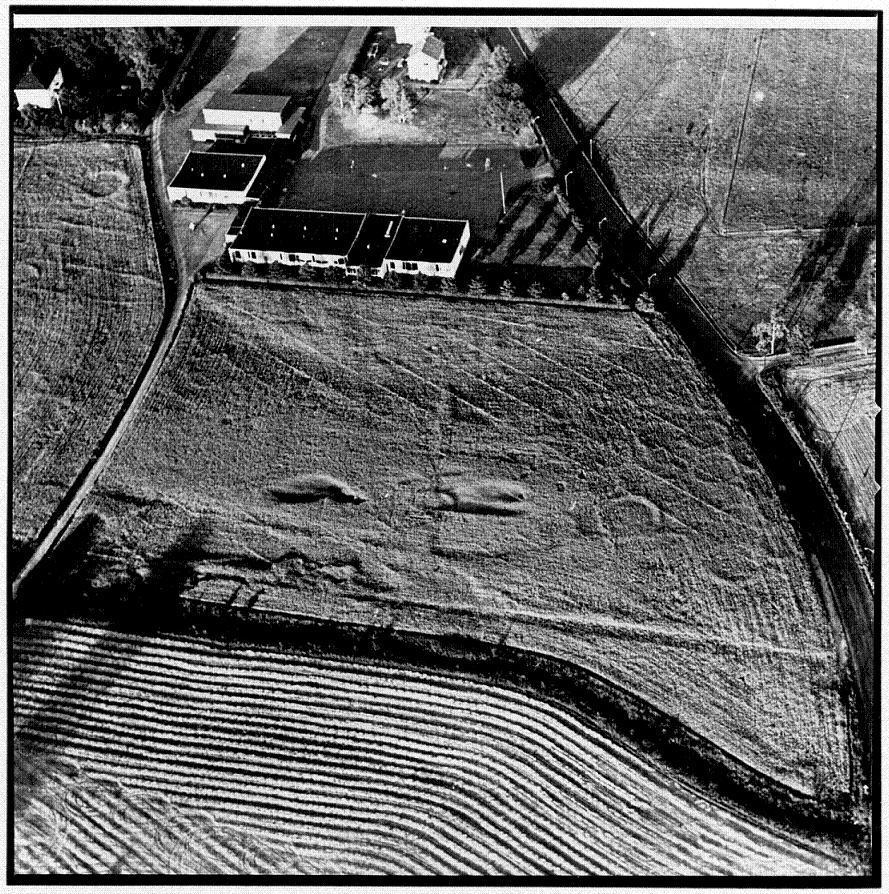 Ett av Haavaldsens flygfoto från 1976. Kulturhistorisk museums topografiske arkiv. Vårt fält låg mot vägen till höger i bild. Sett mot öster.