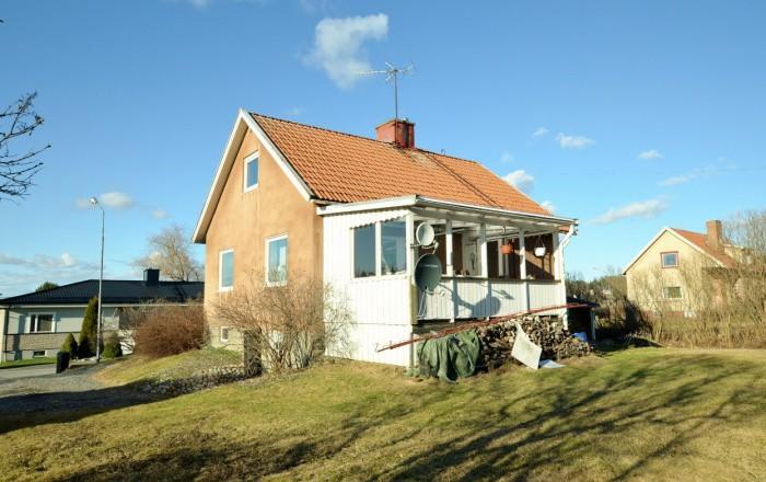 och veranda med tak. www.