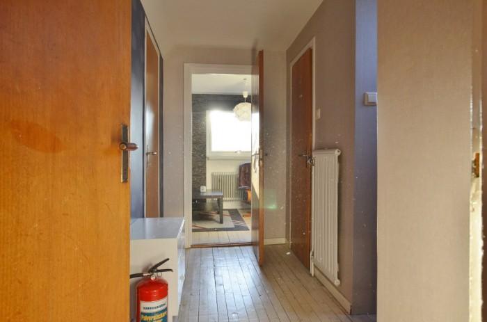 Hall öv Hall med ingång till två garderober och före detta badrum.
