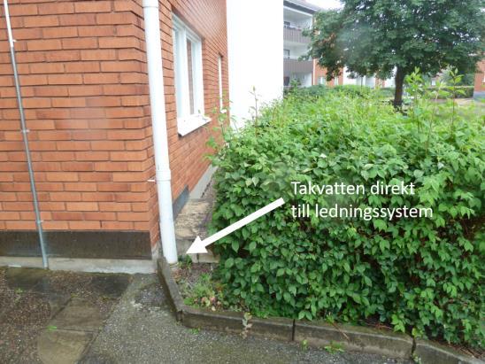 Planområdets lägsta punkt går längsmed förskoleverksamhetens lokaler bort mot äldreboendet på innergården.