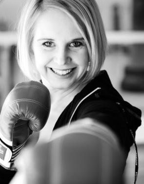 com MARIA EKMAN Holistisktränare, yogalärare och tränings inspiratör med lång bakgrund inom grupptränings instruerande och dans.