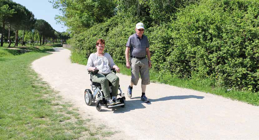 Låt inte svaga ben stoppa dig fortsätt leva ett aktivt liv med promenader, resor och utflykter med bilen. Med hjälp av en hopfällbar elrullstol från Eloflex kan du leva ditt liv på dina egna villkor.