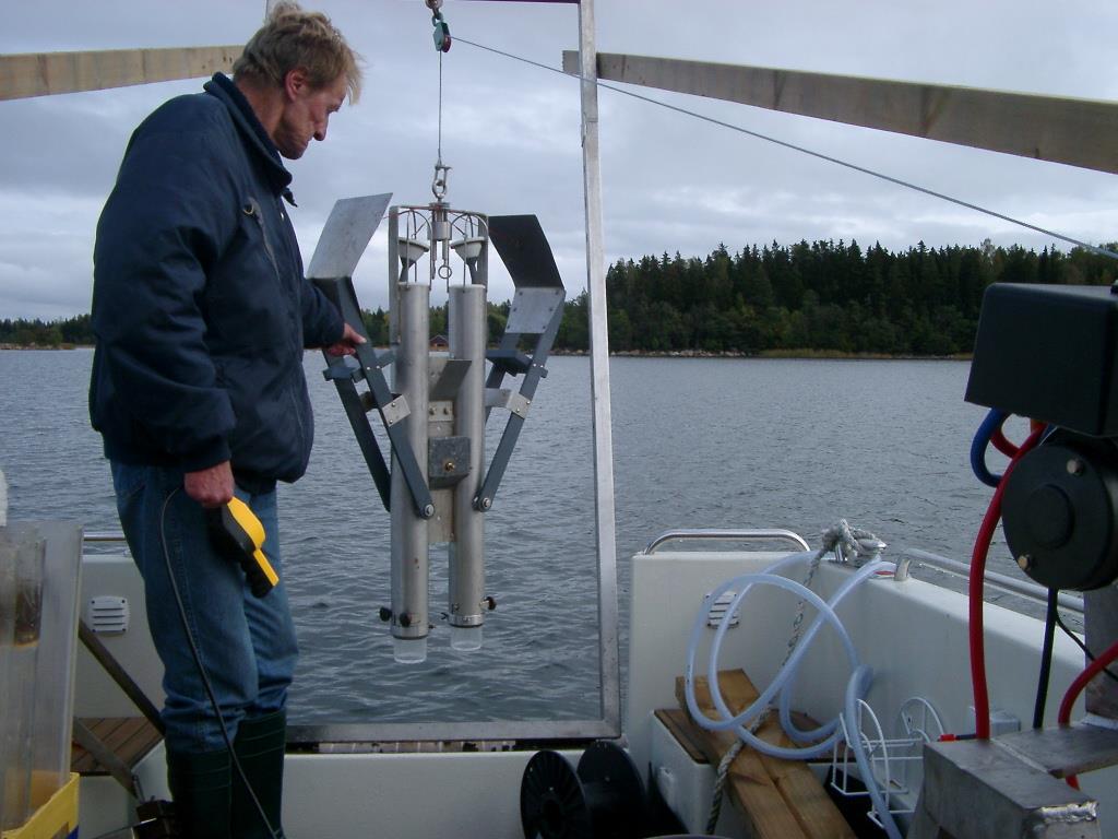 Ytsedimentproverna och kärnorna transporterades efter provtagningen till kylrum och förvarades i + 4º C i avvaktan på dokumentation, provuttag och vidare transport till ALS för analys. 3.2.5.