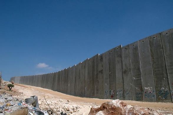 Muren runt västanken i Israel Y Prouktionsfaktorerna har en avtaane avkastnin om vi ökar en ena mean en anra är konstant Y Om vi har en aretare per maskin oh ökar till 2 kan prouktionen öka anska