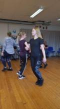 gatudanser en stund innan festen bröt ut.