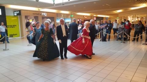 Vi var fyra par som skulle dansa och damerna hade naturligtvis långa klänningar i vackra färger, medan