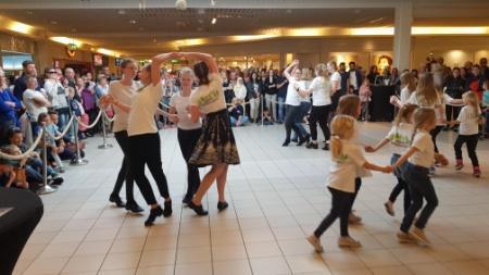 kvar. Vi dansade två danser, först Grevinnan Brahe och sedan Louisen polka.