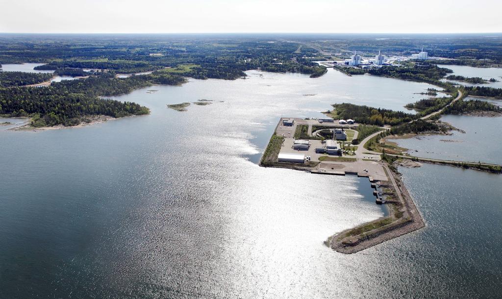 Bergmassor ska transporteras bort sjövägen via industrihamnen. Utsläpp av länshållningsvatten och lakvatten från bergupplag. Tillståndsprövning i domstolens mål M 7062-14.